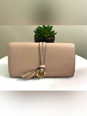 👝Chloe bi-fold wallet in beige✨